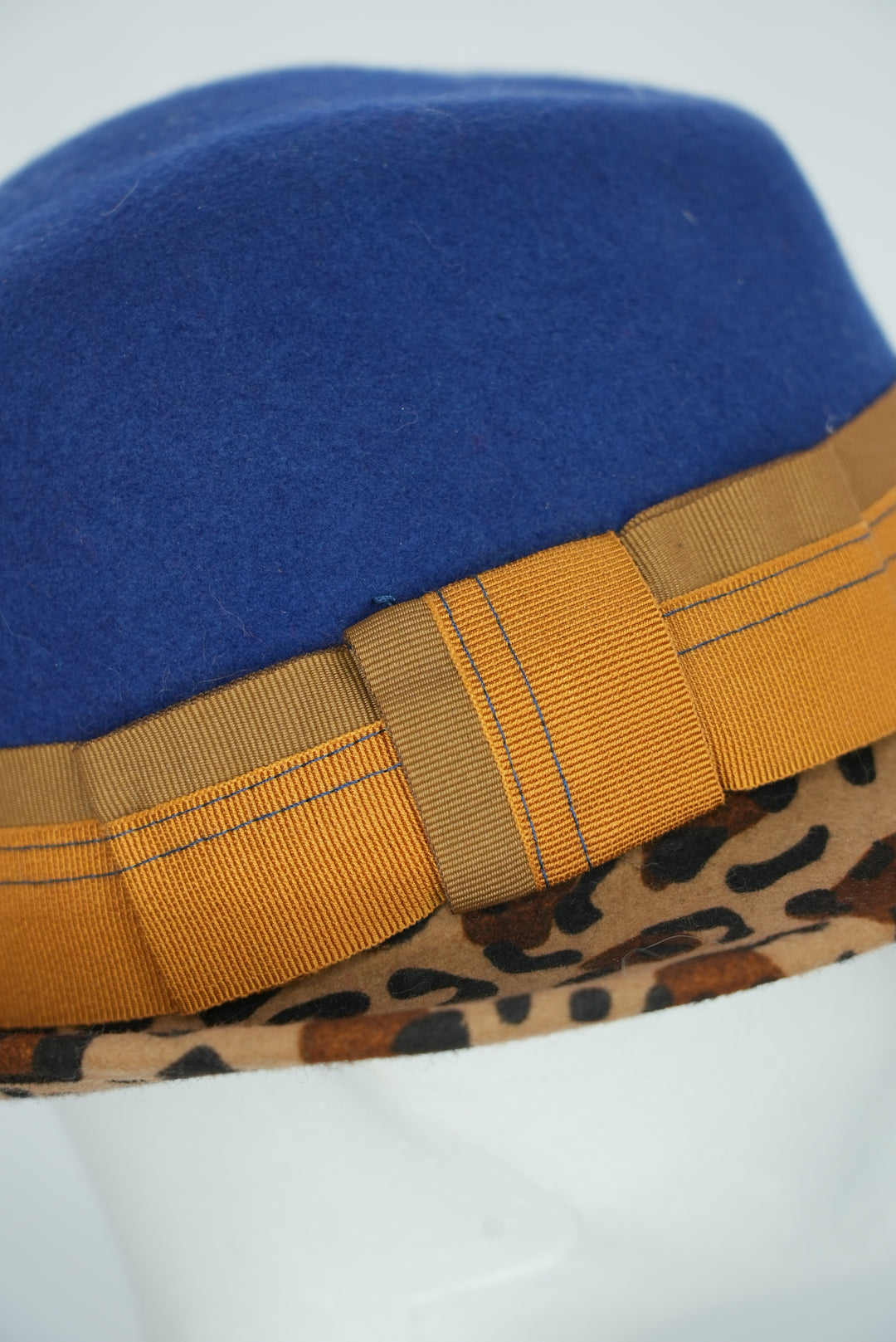 Filzhut "Herrenform blau mit Leoparden Krempe "