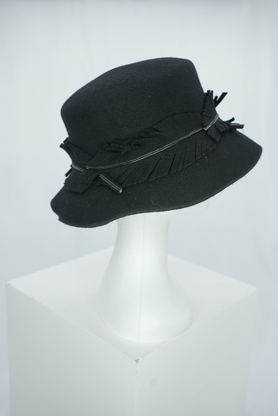 Filzhut " Wolle schwarz mit Federkrone"