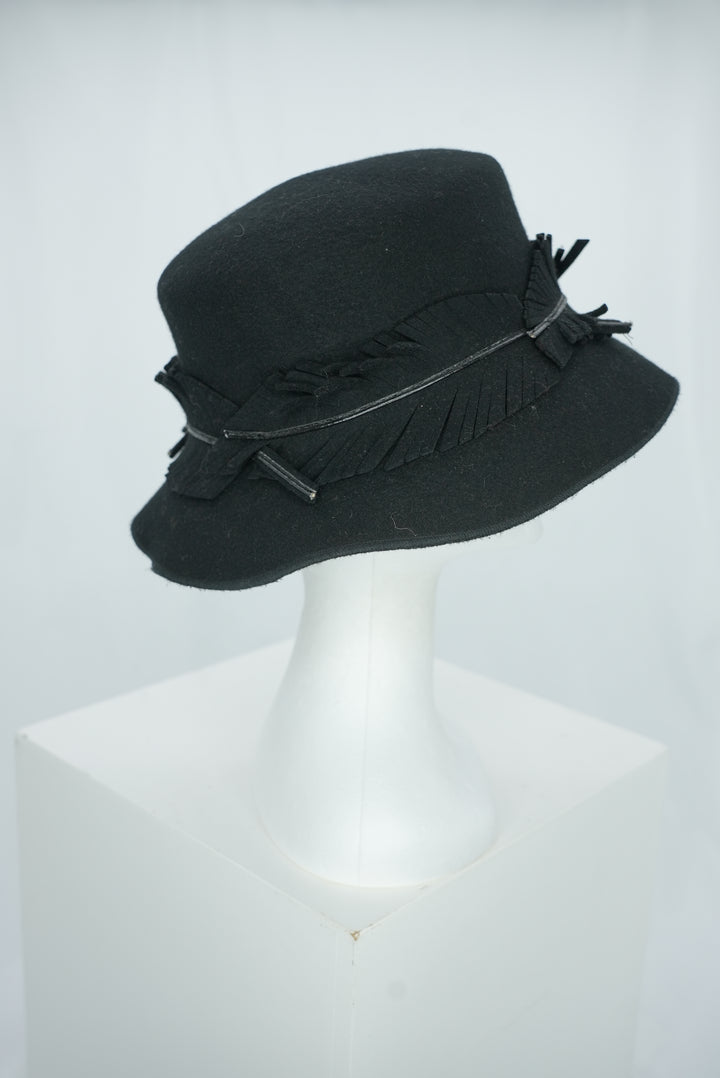 Filzhut " Wolle schwarz mit Federkrone"