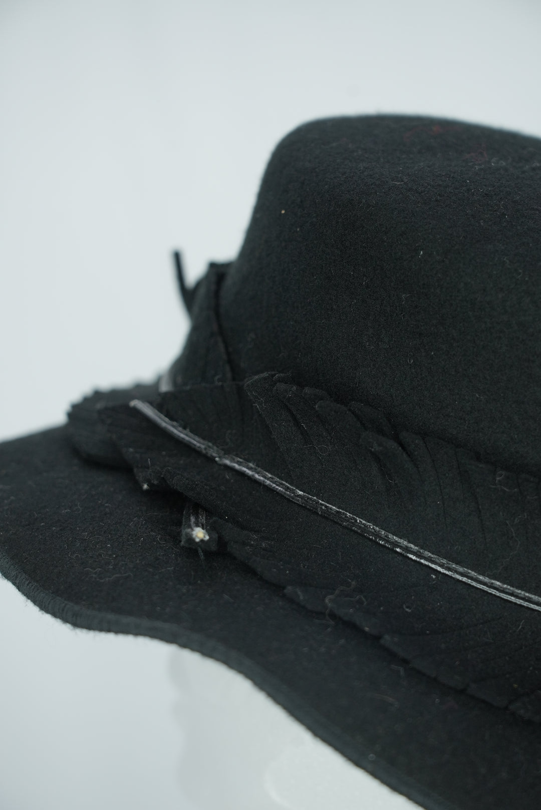 Filzhut " Wolle schwarz mit Federkrone"