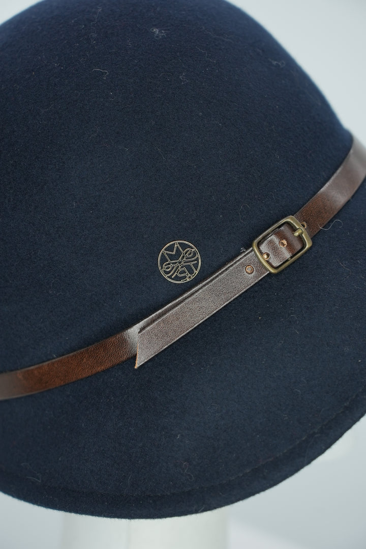 Glockenhut "dunkelblau mit braunem Lederband"