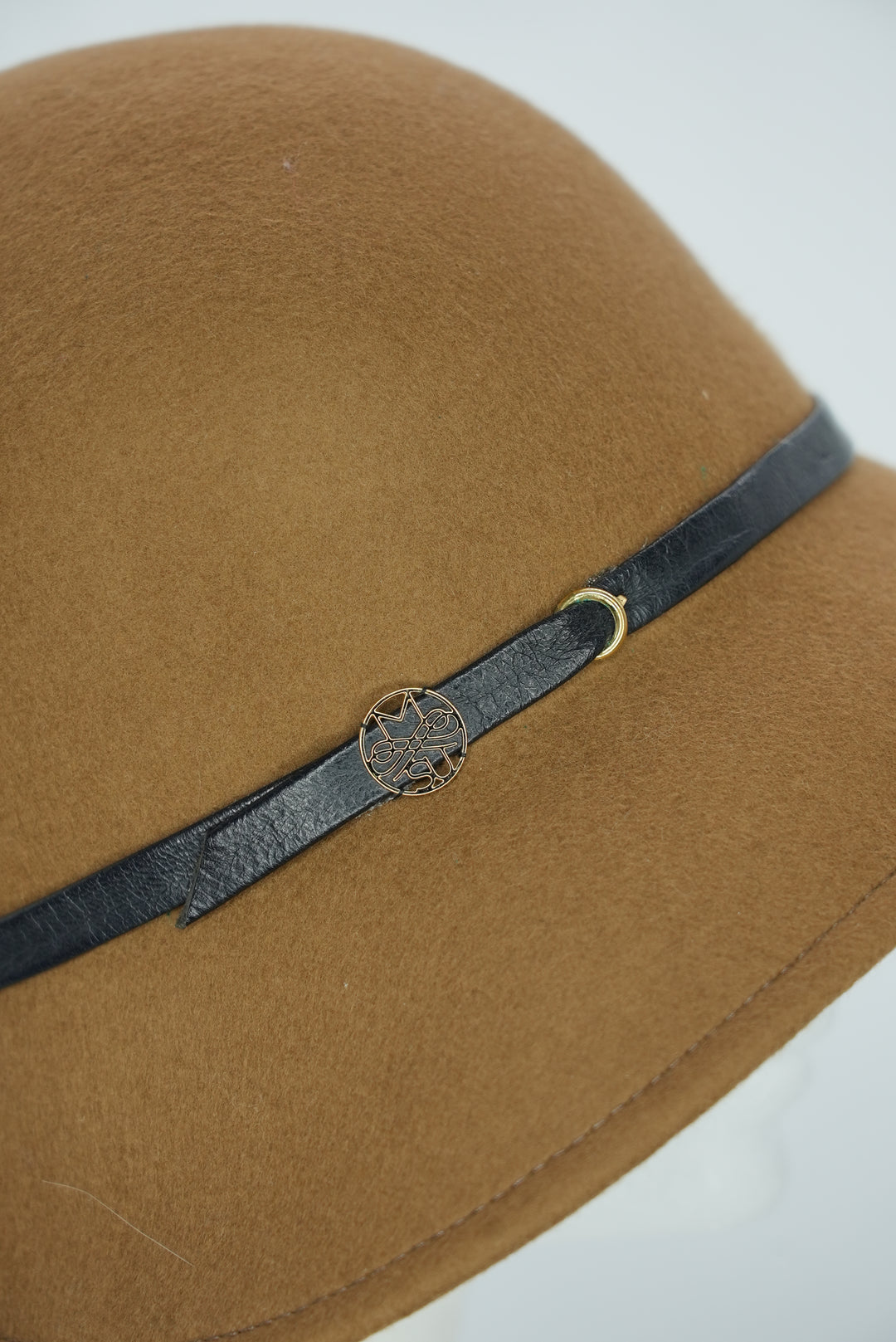 Glockenhut "braun mit schwarzem Lederband"