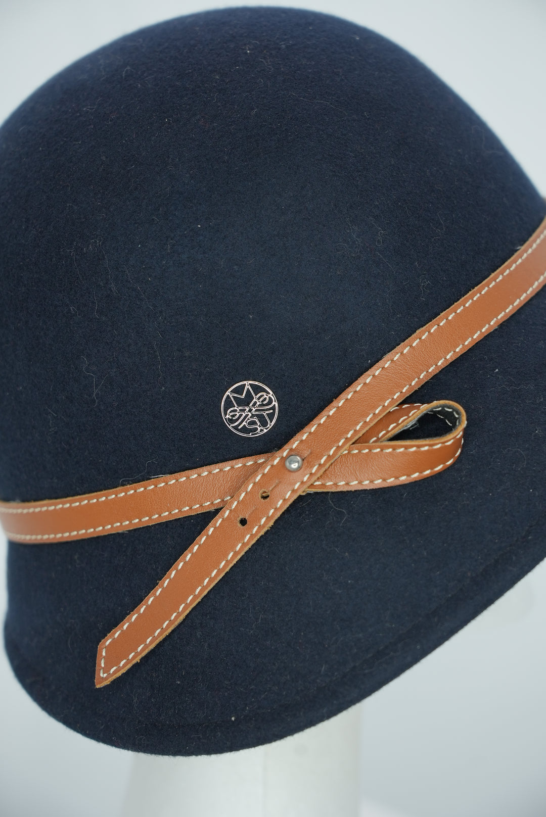 Glockenhut "dunkelblau mit hellbraunem Lederband Schleife"