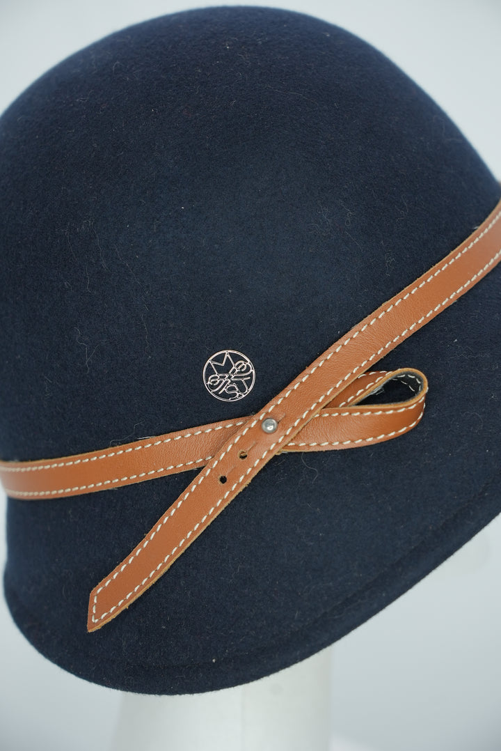 Glockenhut "dunkelblau mit hellbraunem Lederband Schleife"