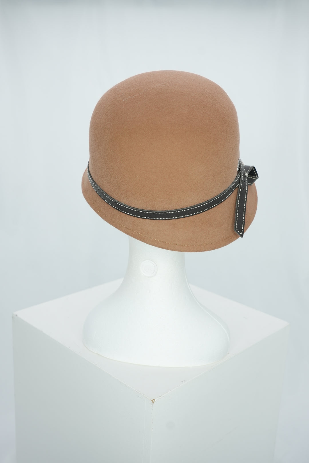 Glockenhut "braun mit dunkelbraunem Lederband Schleife"
