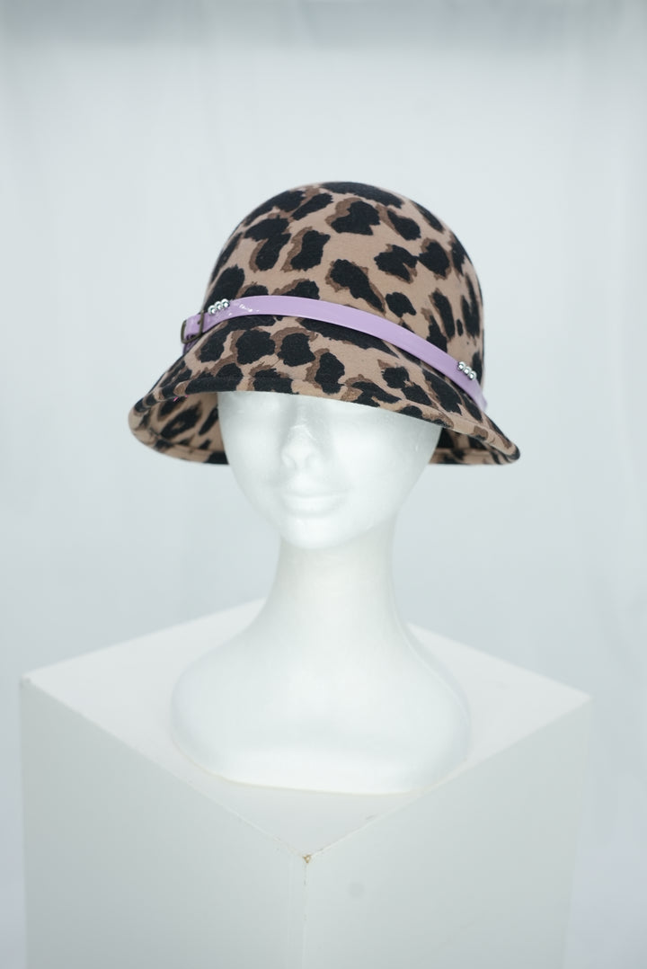 Glockenhut "Leopard lila Lederband"