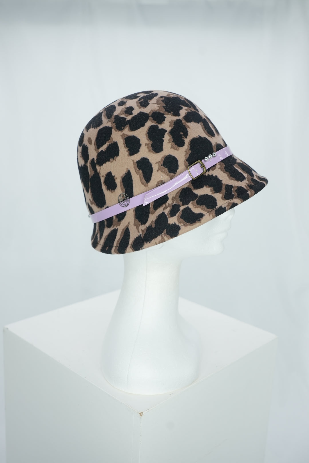 Glockenhut "Leopard lila Lederband"