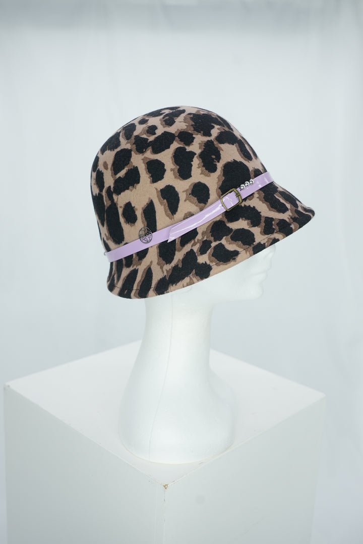 Glockenhut "Leopard lila Lederband"
