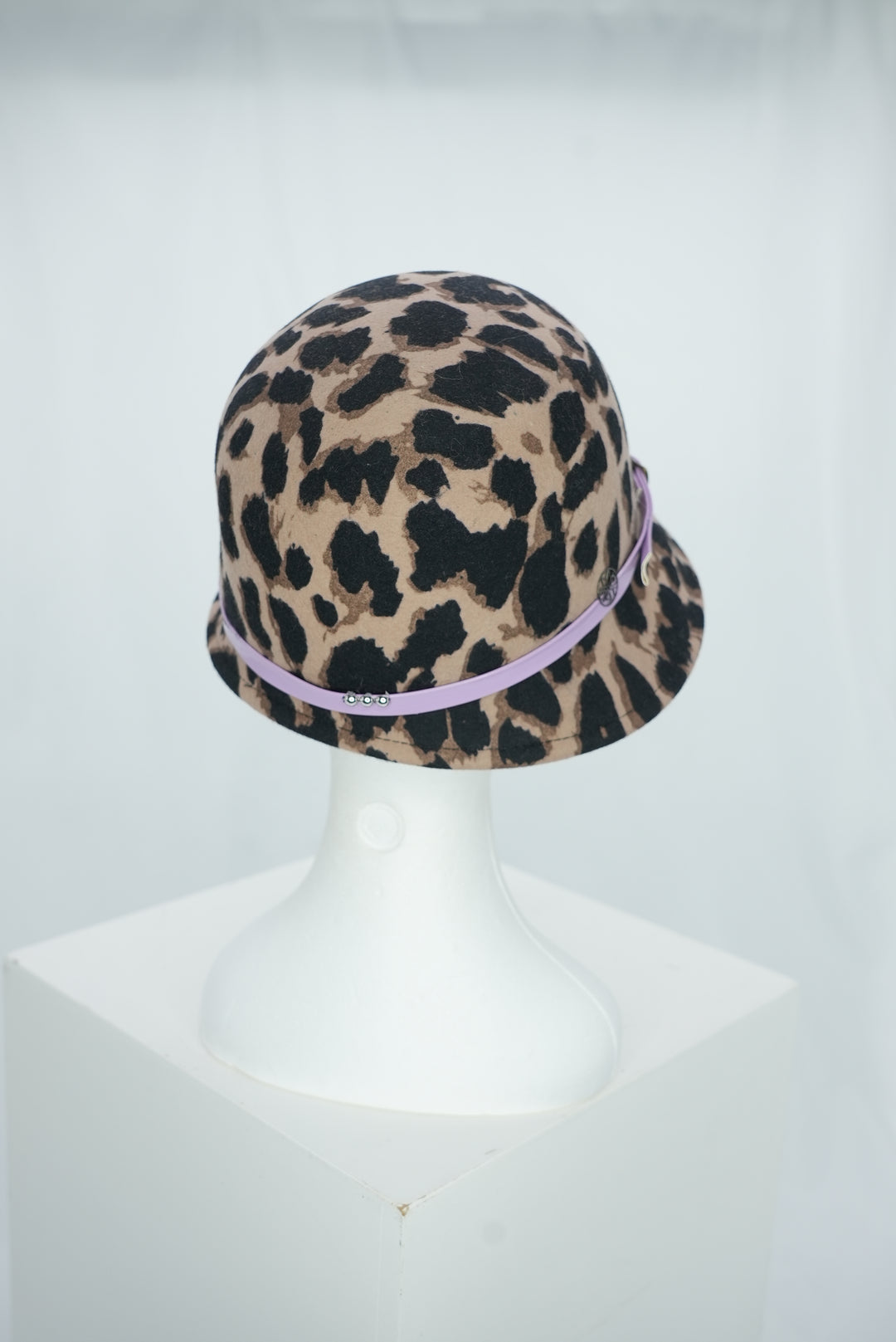 Glockenhut "Leopard lila Lederband"