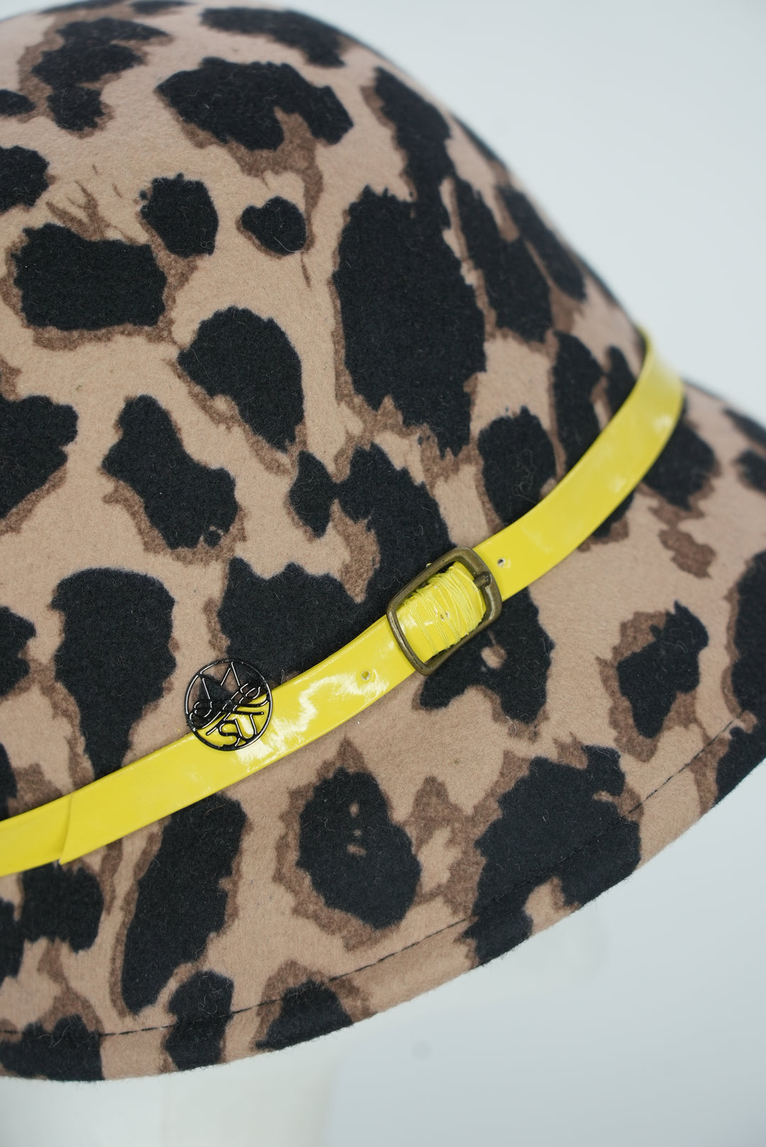 Glockenhut "Leopard gelbes Lederband"