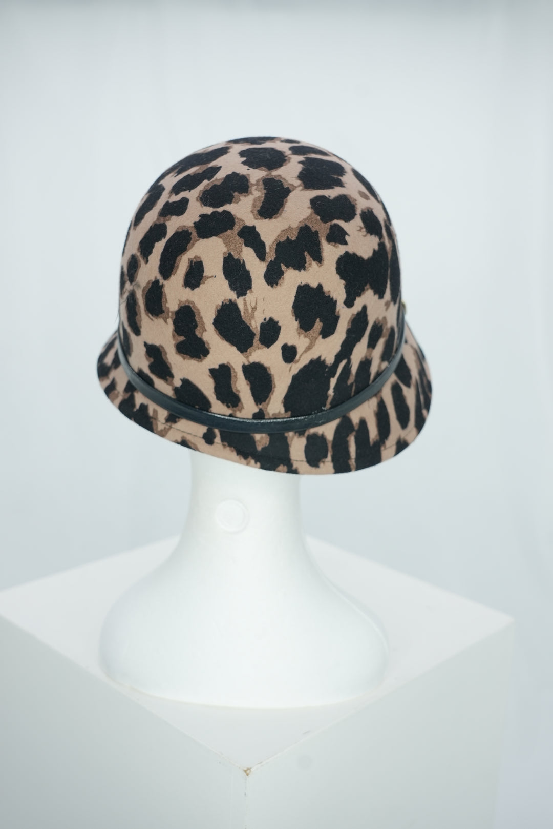 Glockenhut "Leopard schwarzes Lederband"