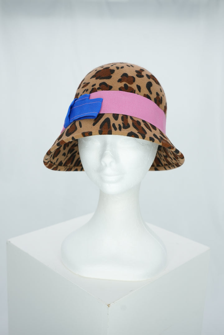 Glockenhut "Leo mit pink/blauem Band"