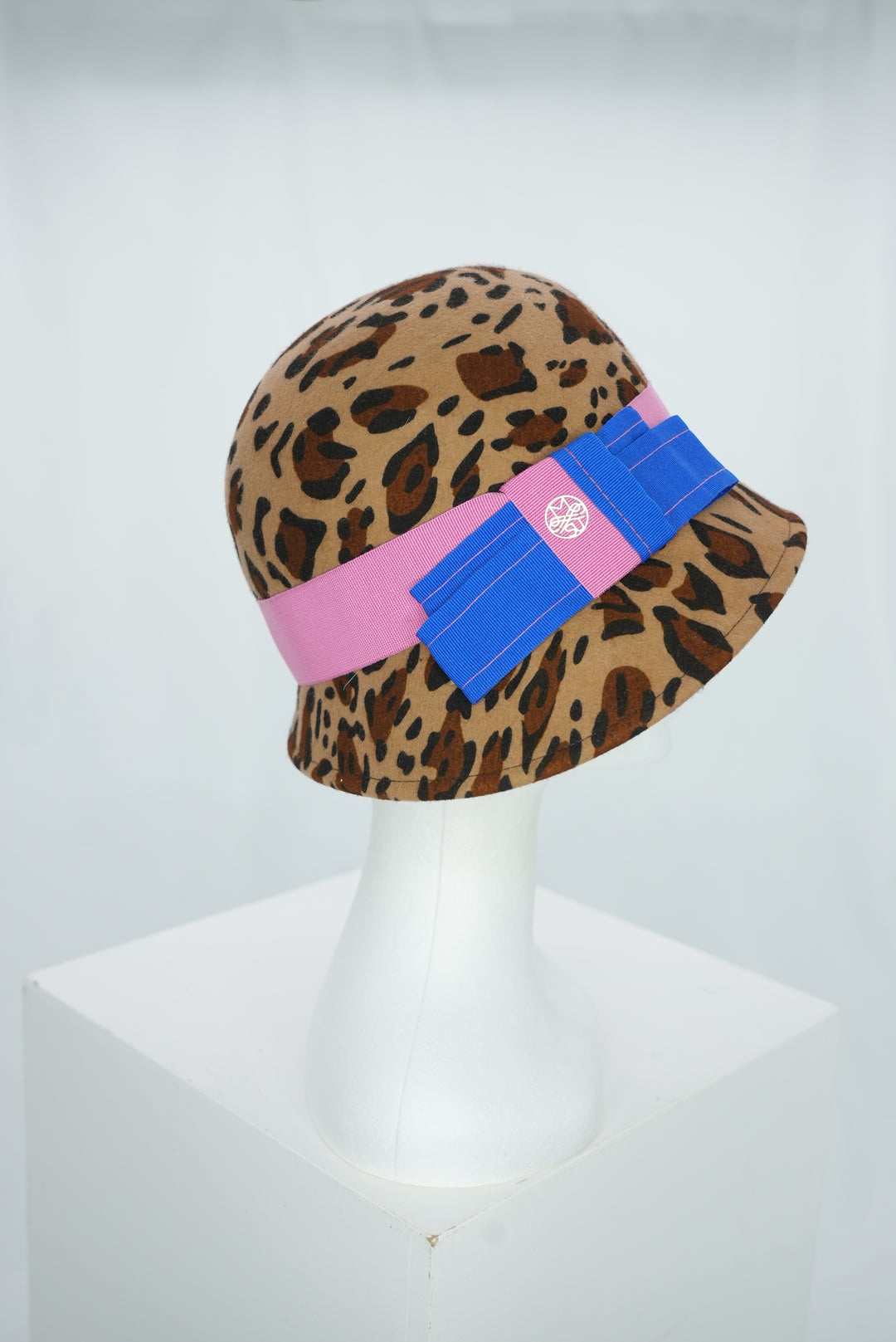 Glockenhut "Leo mit pink/blauem Band"