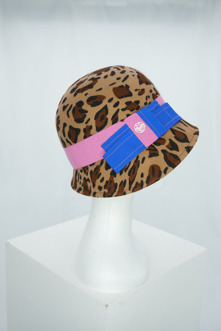 Glockenhut "Leo mit pink/blauem Band"