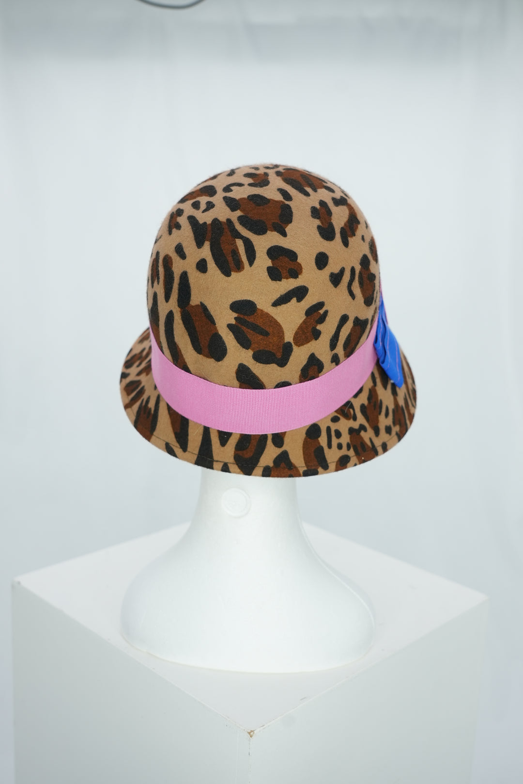 Glockenhut "Leo mit pink/blauem Band"