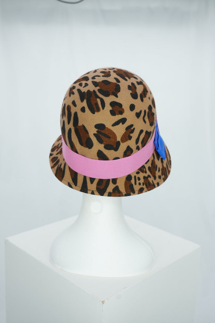 Glockenhut "Leo mit pink/blauem Band"