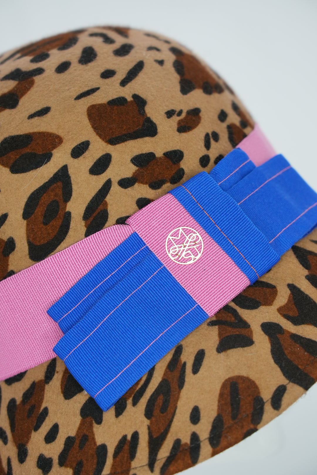 Glockenhut "Leo mit pink/blauem Band"