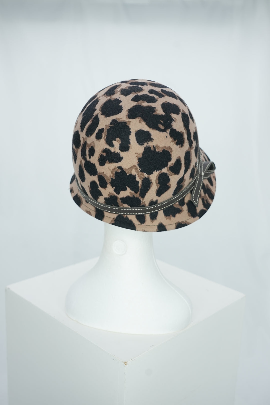 Glockenhut "Leopard braunes Lederband Schleife"
