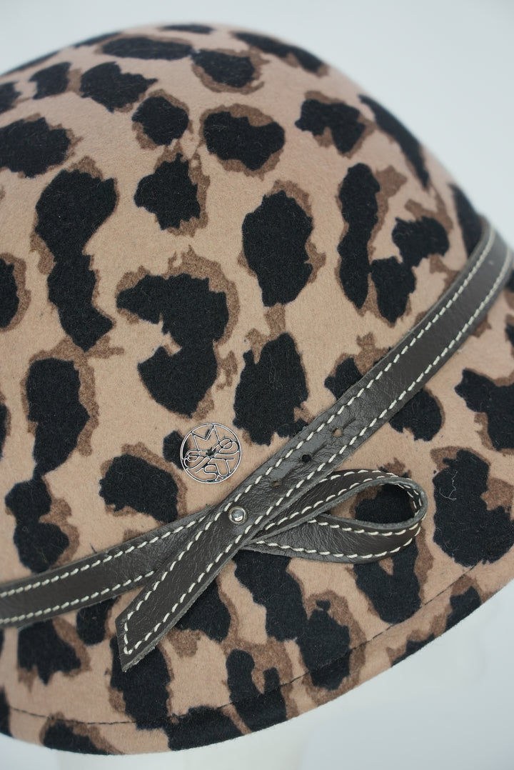 Glockenhut "Leopard braunes Lederband Schleife"