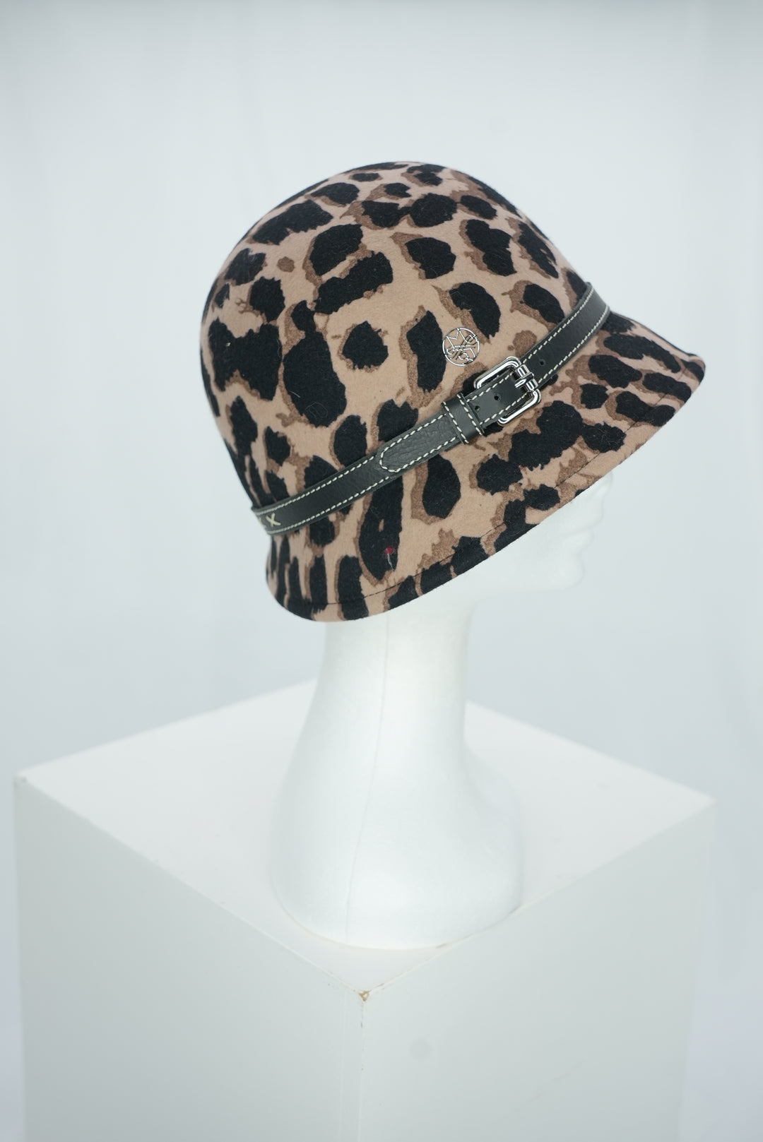 Glockenhut "Leopard schwarzes Lederband Schnalle"