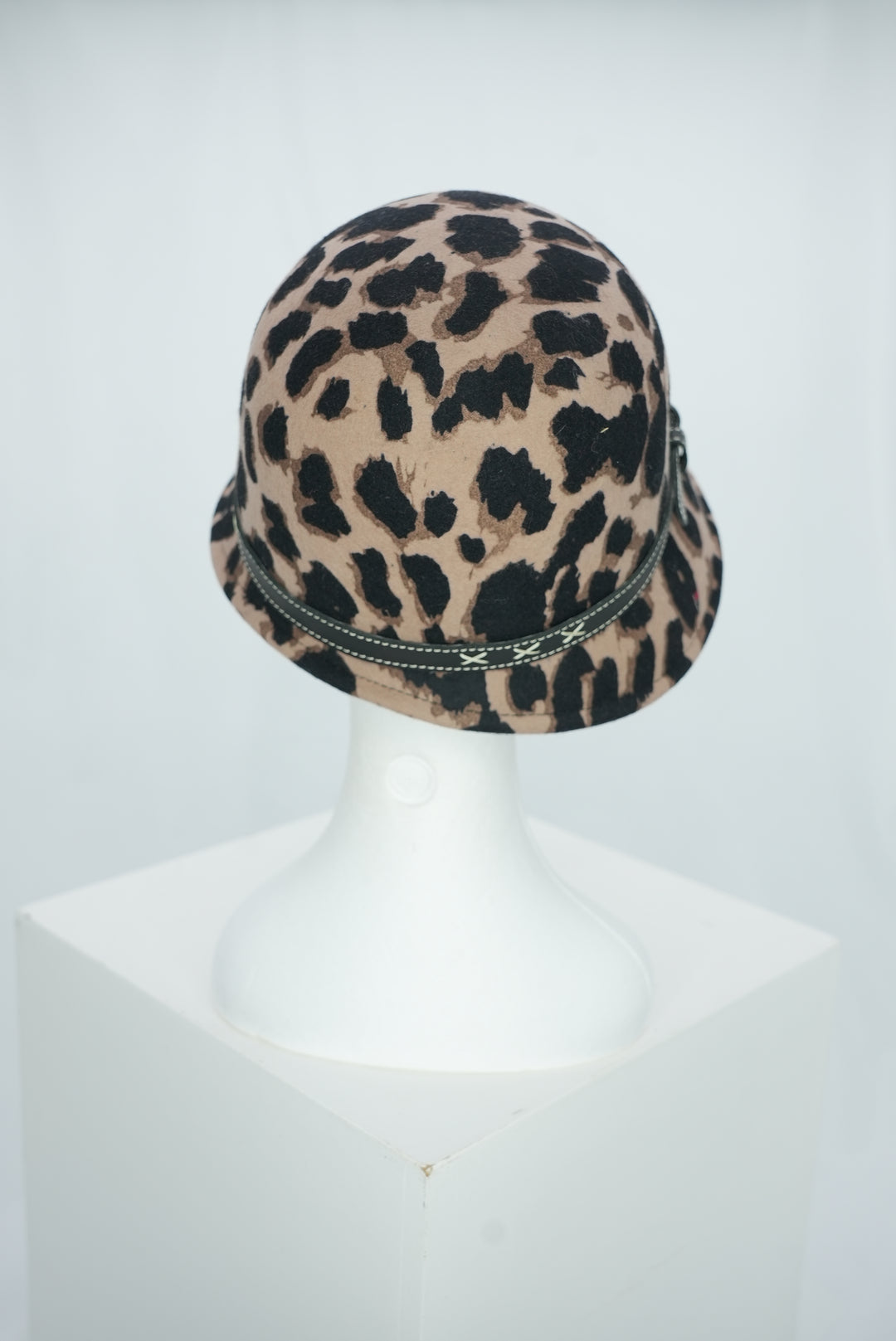Glockenhut "Leopard schwarzes Lederband Schnalle"