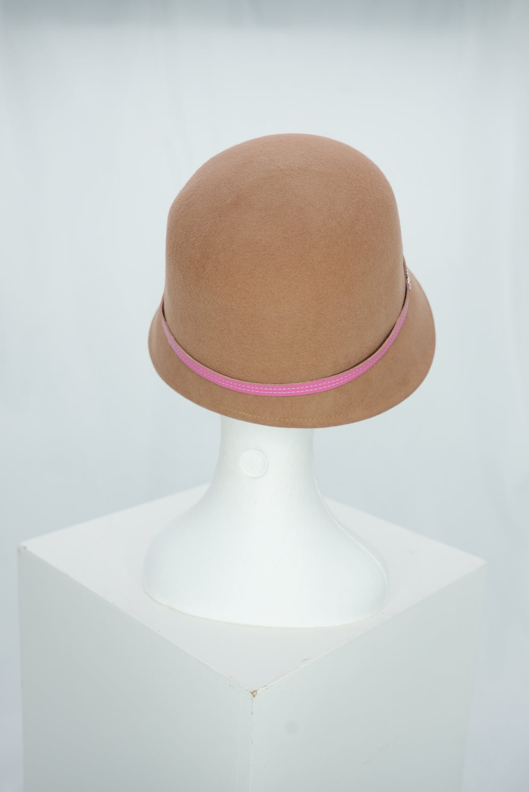 Glockenhut "braun mit rosa Lederband"