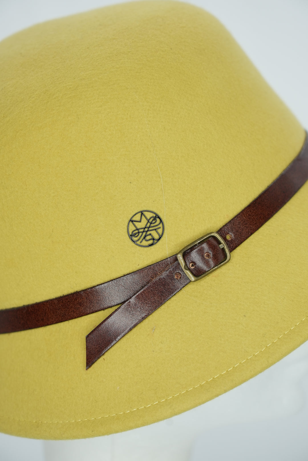 Glockenhut "Senf Gelb mit dunkelbraunem Lederband"