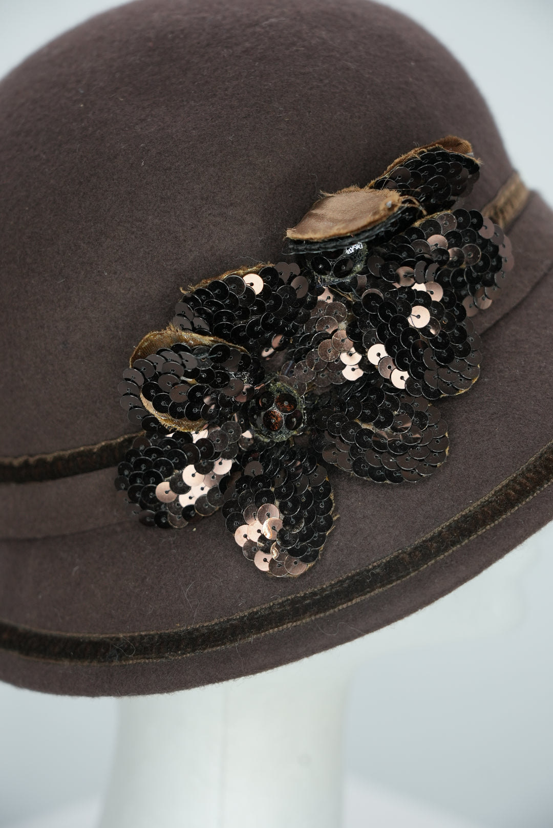 Glockenhut "braun mit Pailletten Blume"