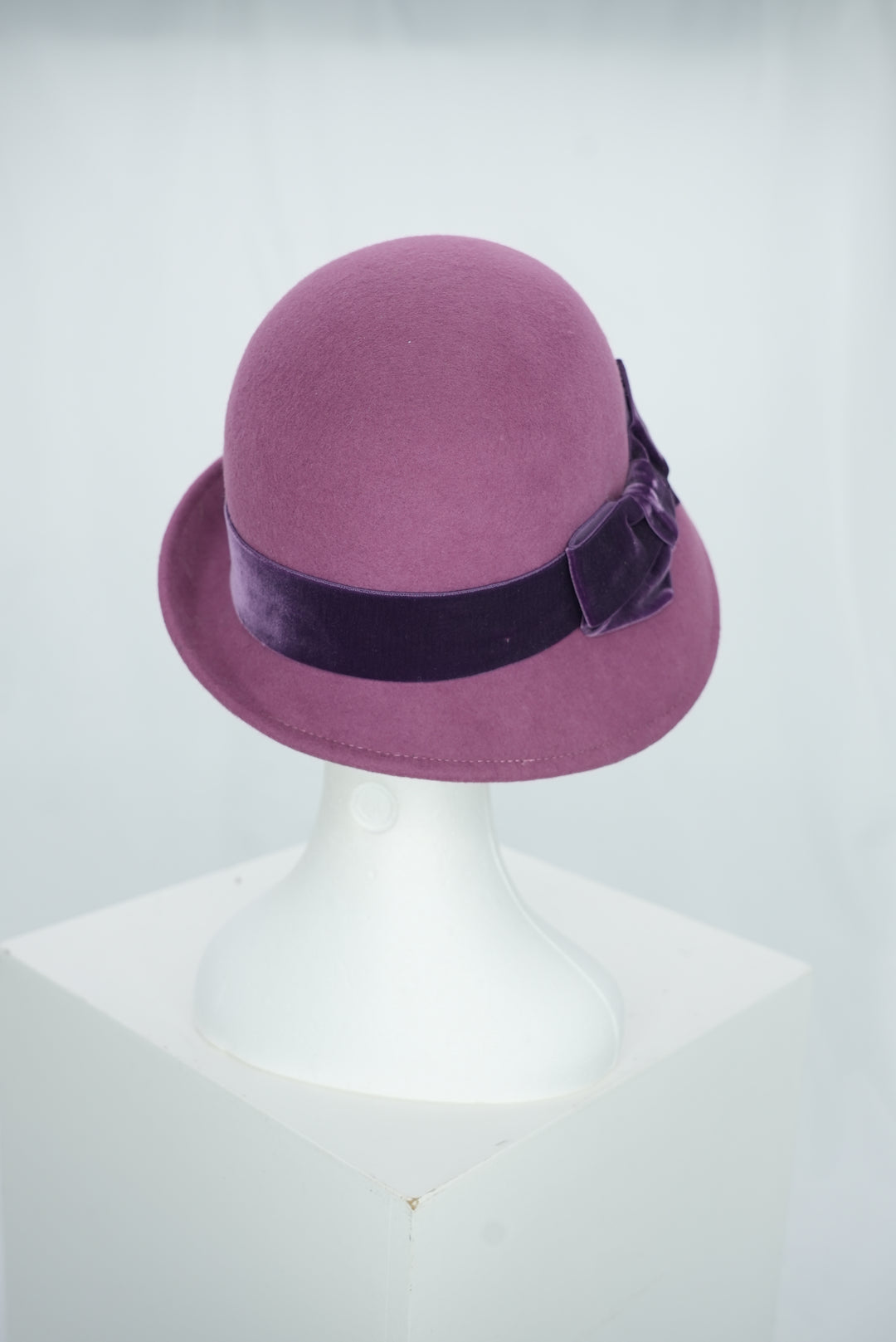 Glockenhut "Magenta mit Schleife"