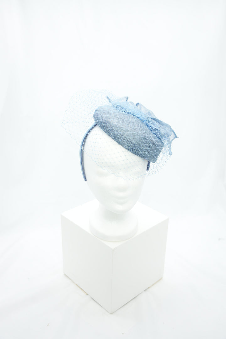 Fascinator "hellblau Sinemay"