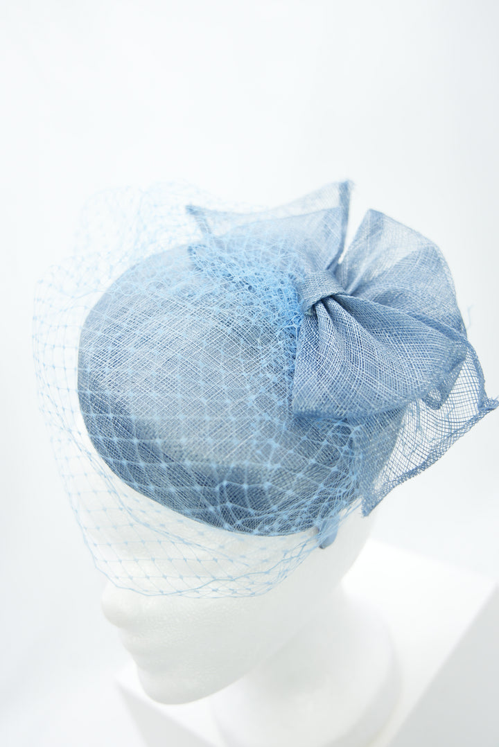 Fascinator "hellblau Sinemay"