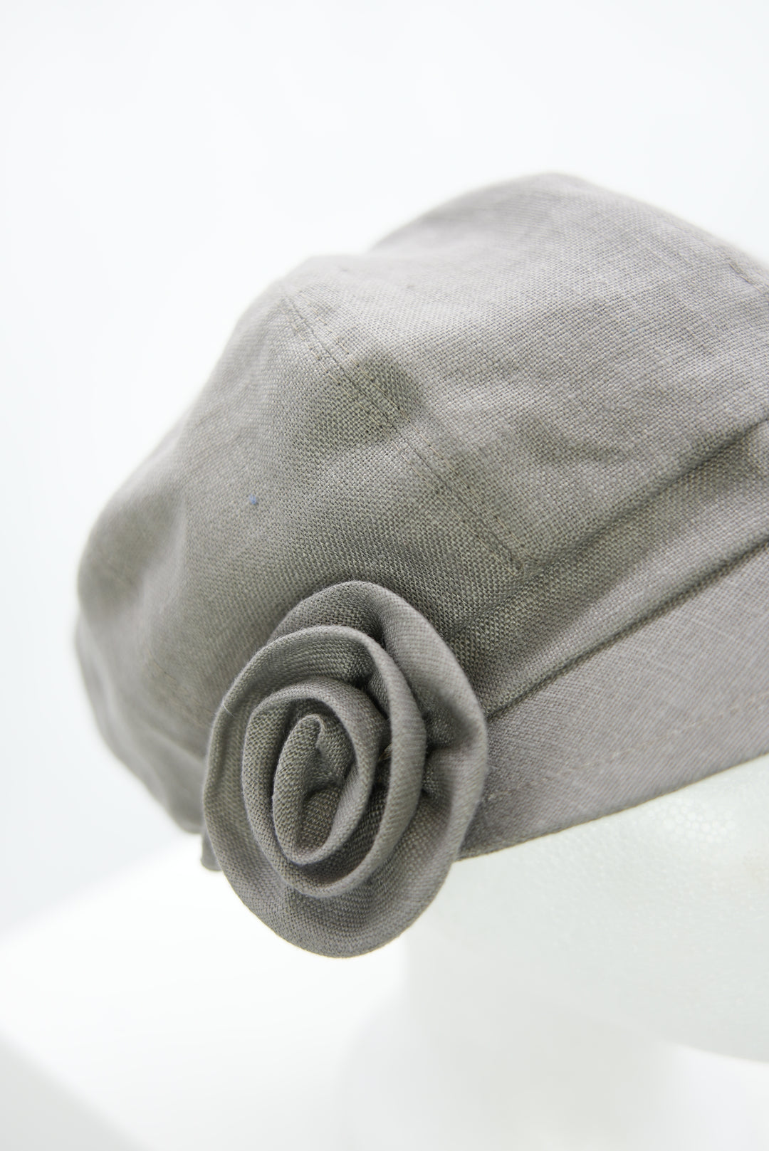 Schirmmütze "Blume grau"