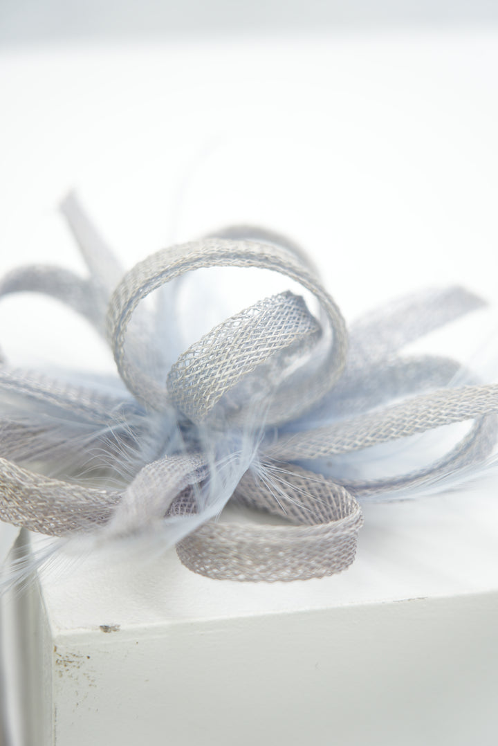 Fascinator "Bloom" hellgrau/hellblau