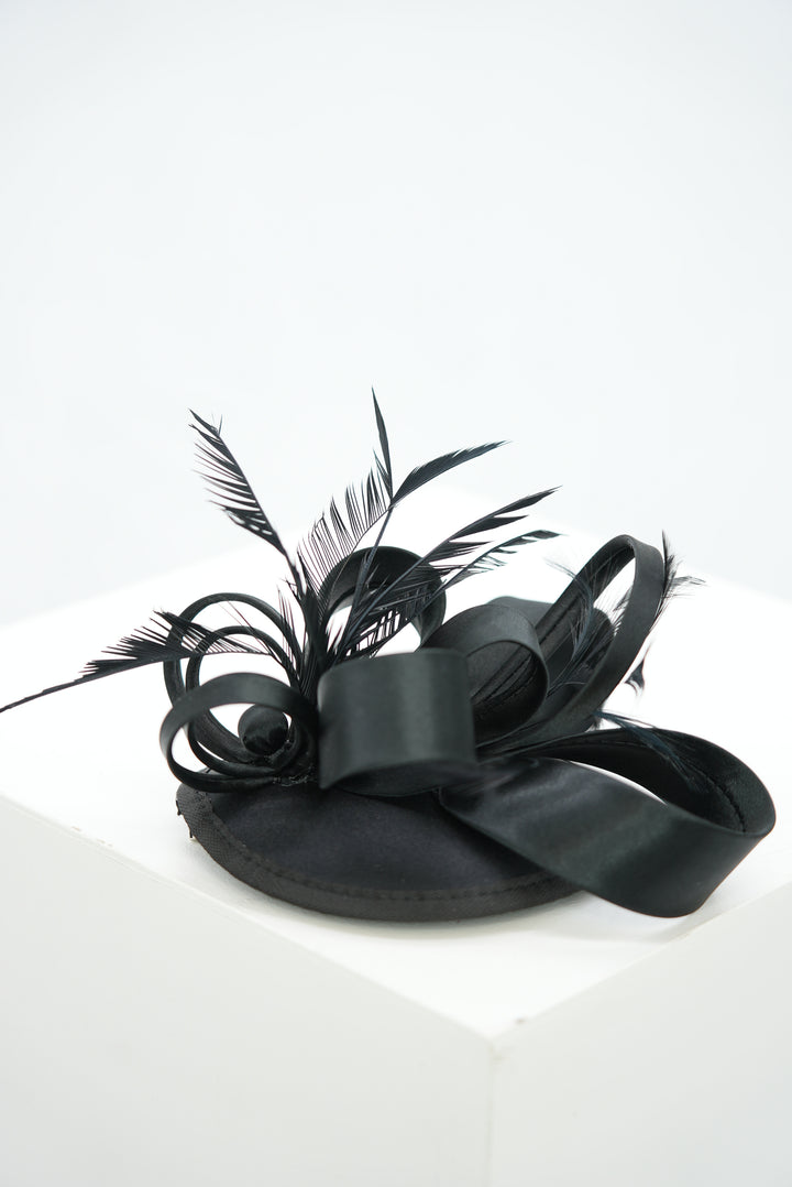 Fascinator "schwarz auf Spange"