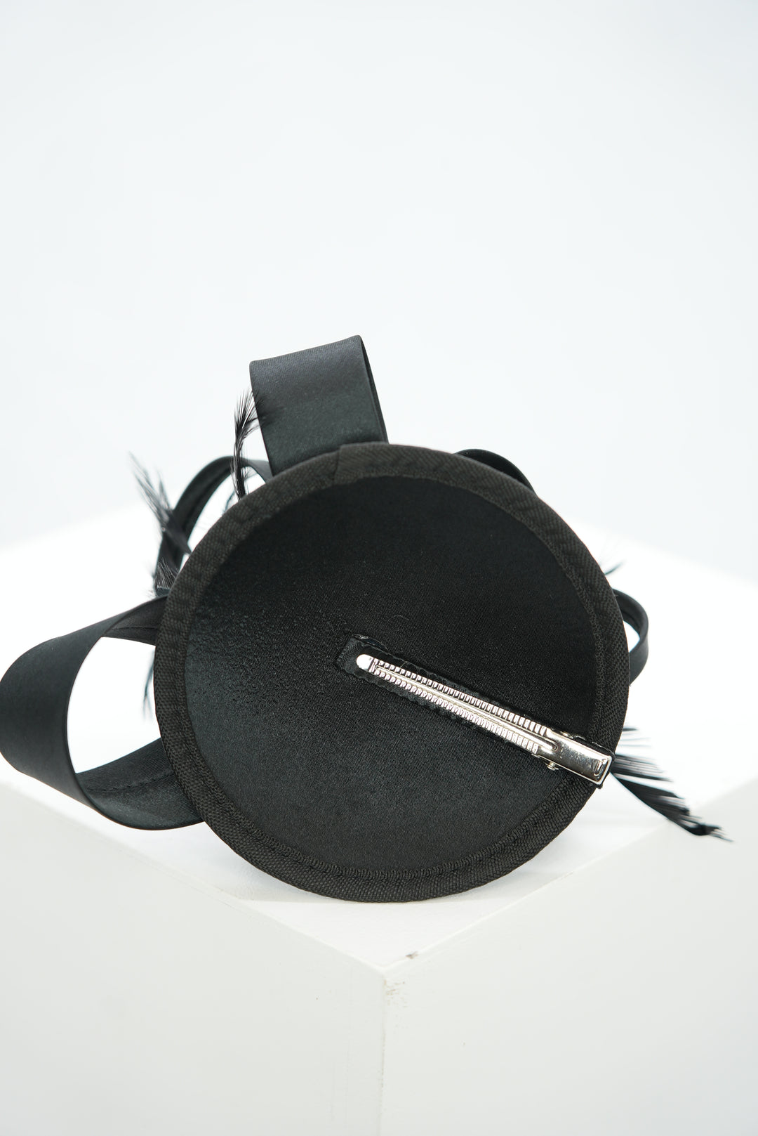 Fascinator "schwarz auf Spange"
