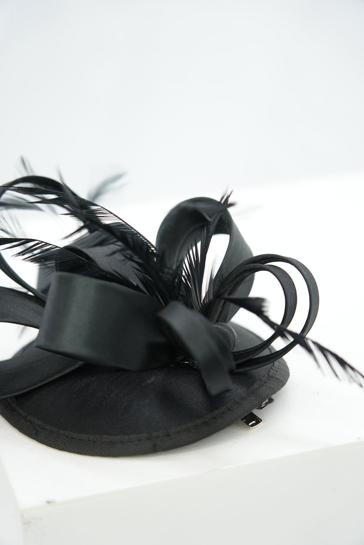 Fascinator "schwarz auf Spange"