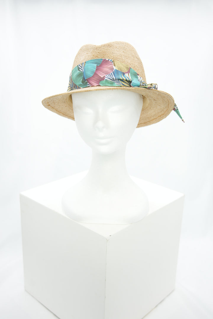 Strohhut mit Blumenband