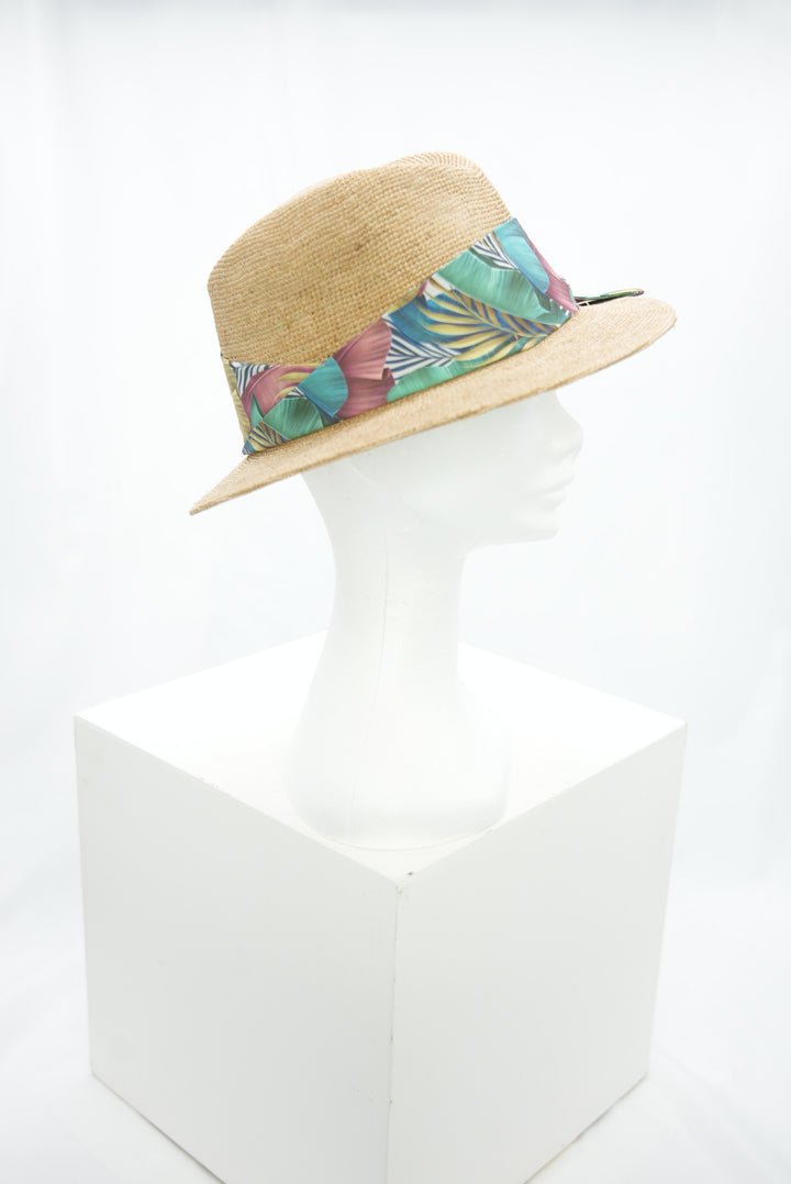 Strohhut mit Blumenband