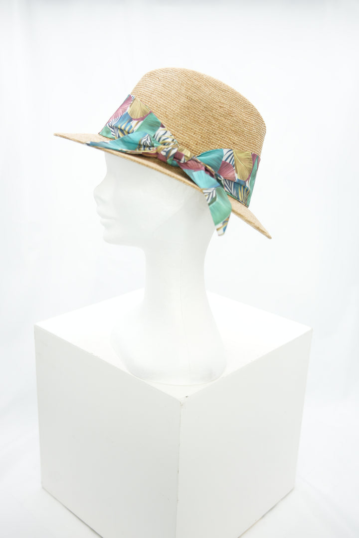 Strohhut mit Blumenband