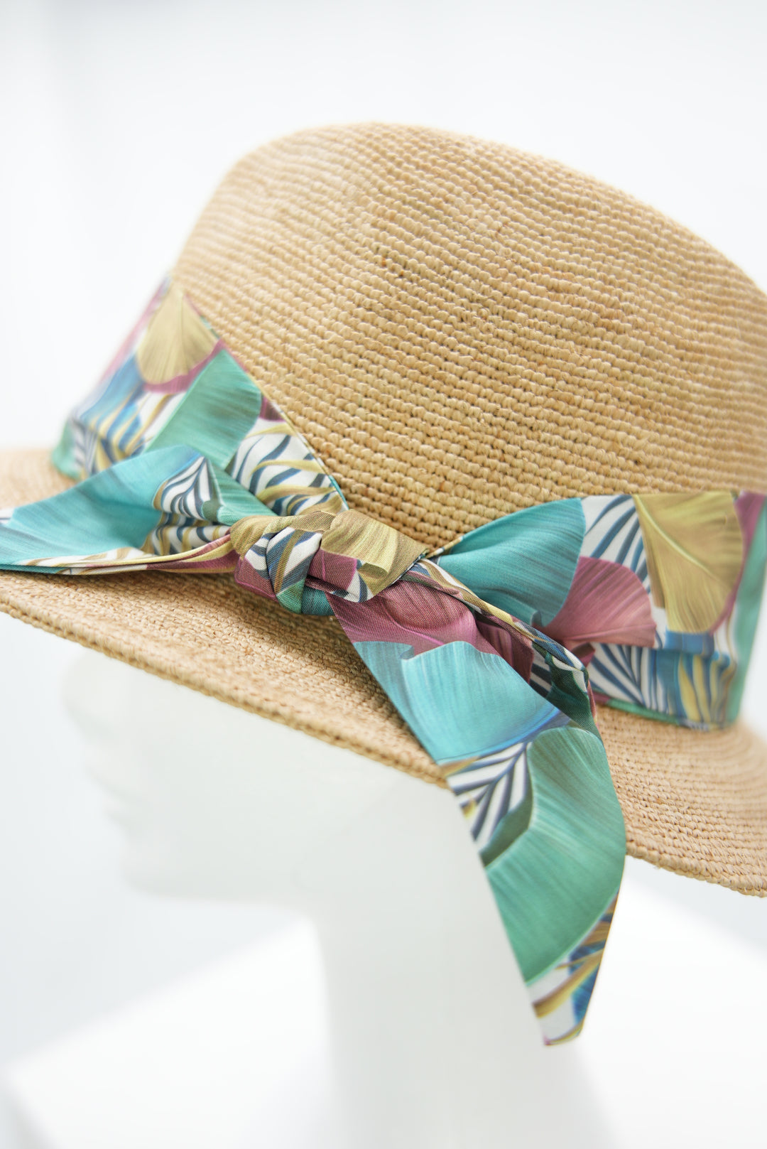 Strohhut mit Blumenband