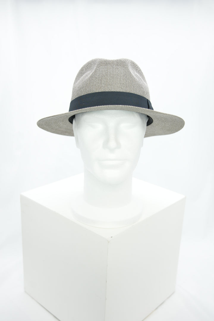 Strohhut grau mit blauem Band