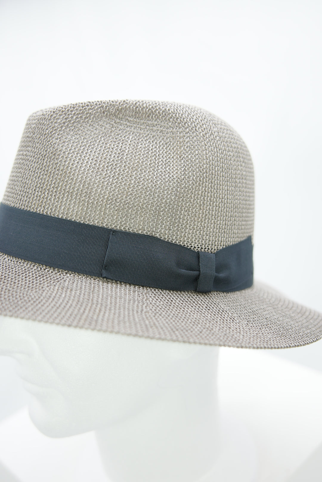 Strohhut grau mit blauem Band
