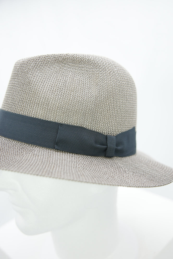 Strohhut grau mit blauem Band