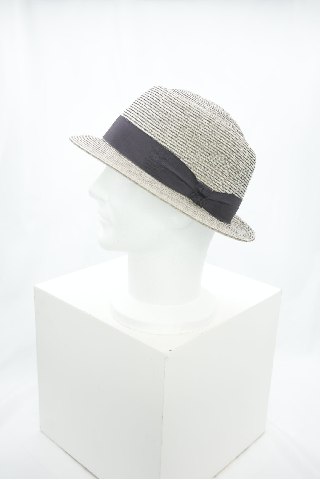 Strohhut grau mit dunkelgrauem Band