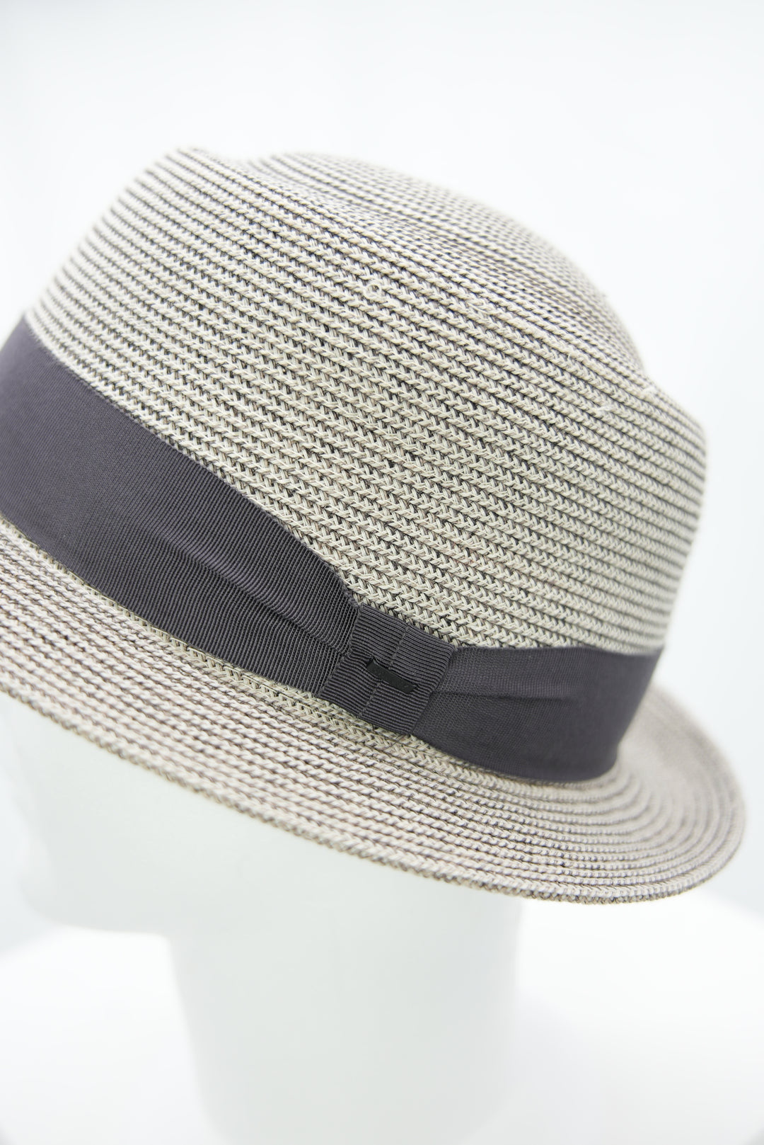 Strohhut grau mit dunkelgrauem Band