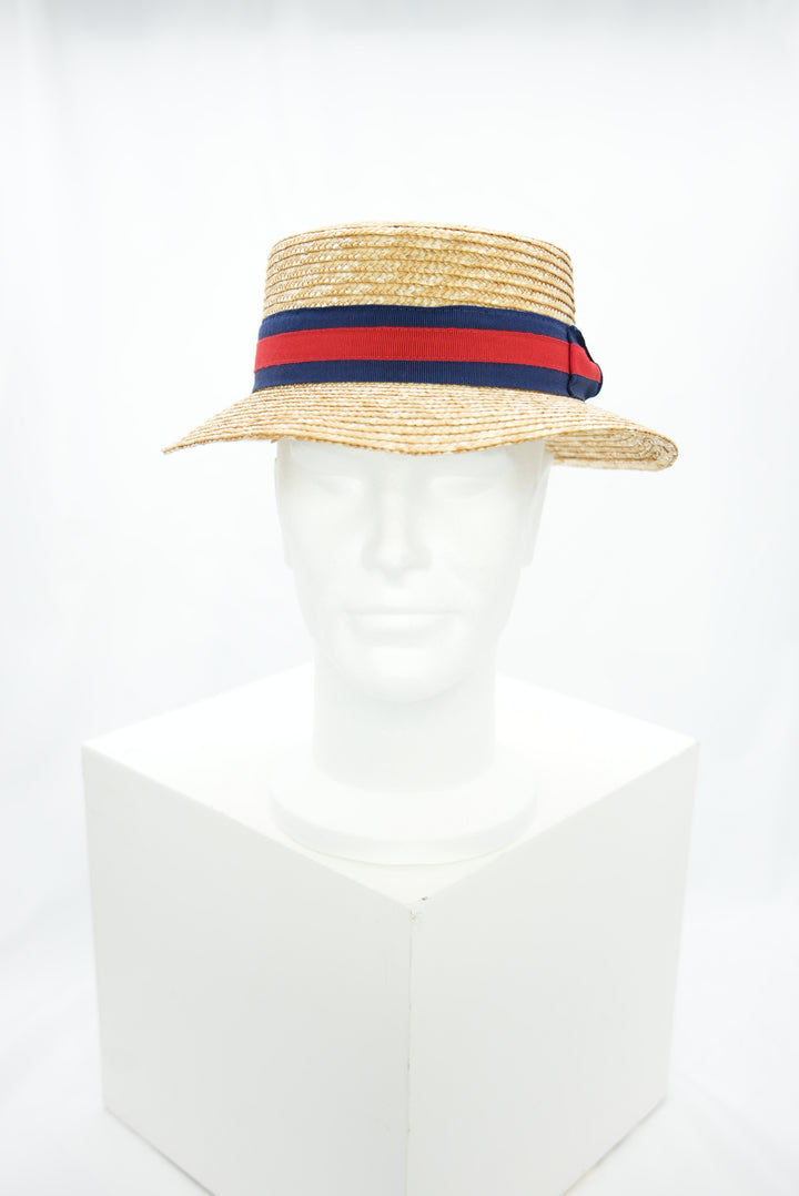 Strohhut mit blau/rotem Band