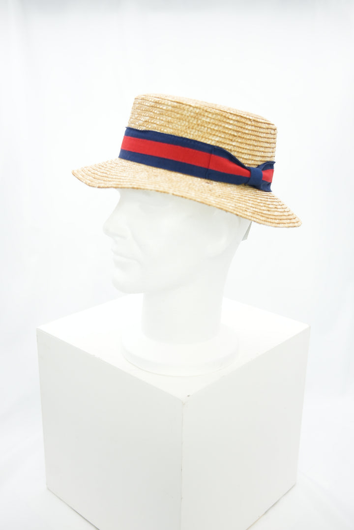 Strohhut mit blau/rotem Band