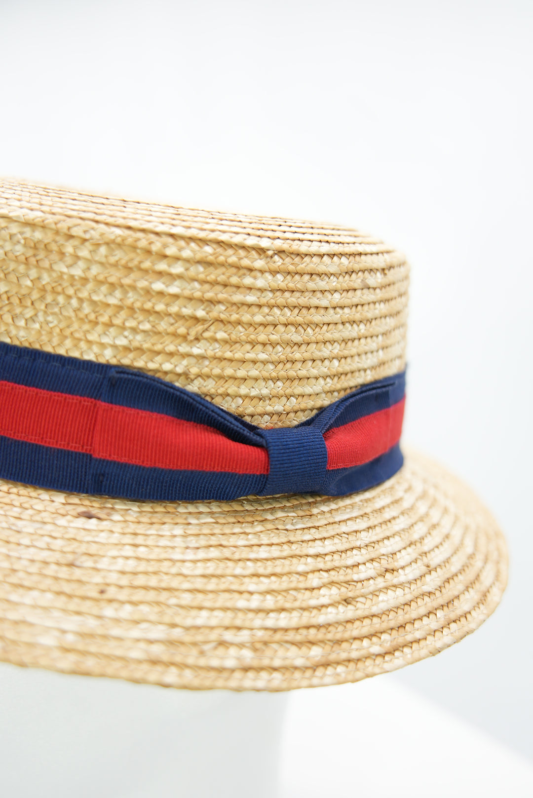 Strohhut mit blau/rotem Band