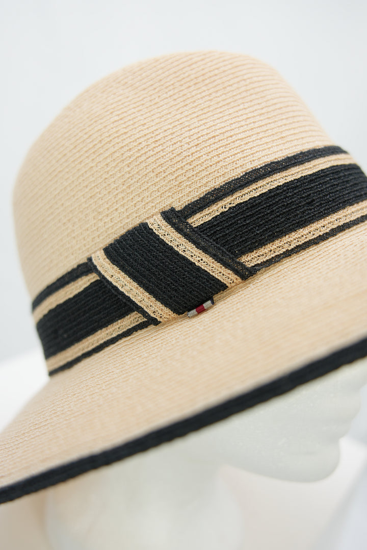 Strohhut mit Knotendetail beige