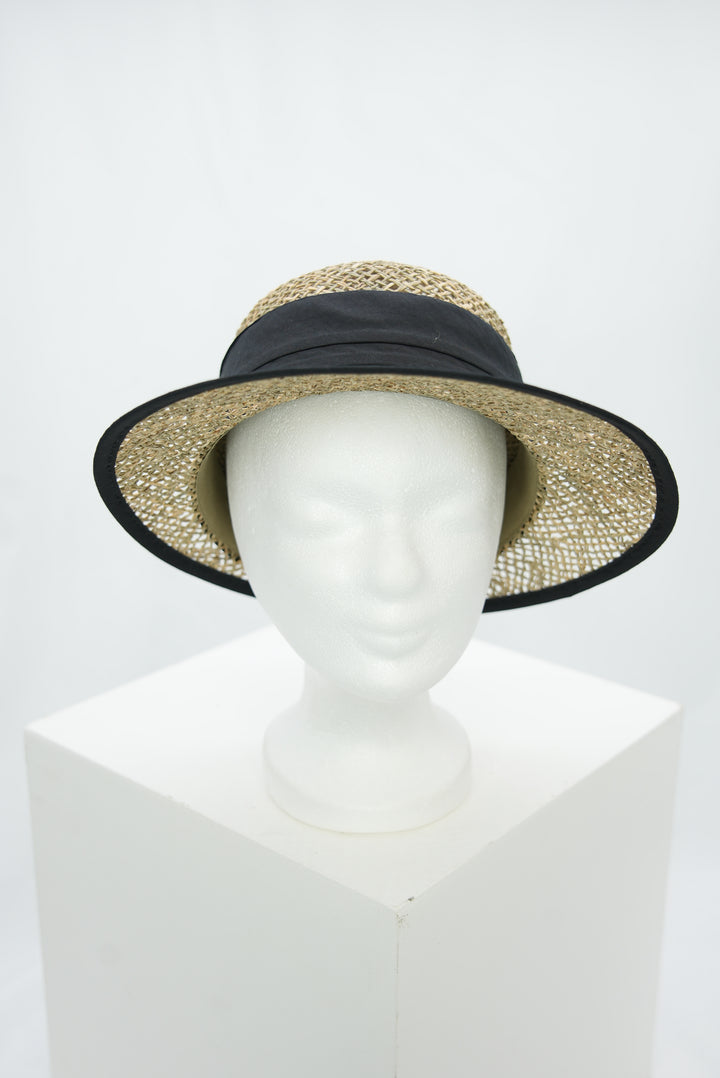 Strohschild mit schwarzem Band